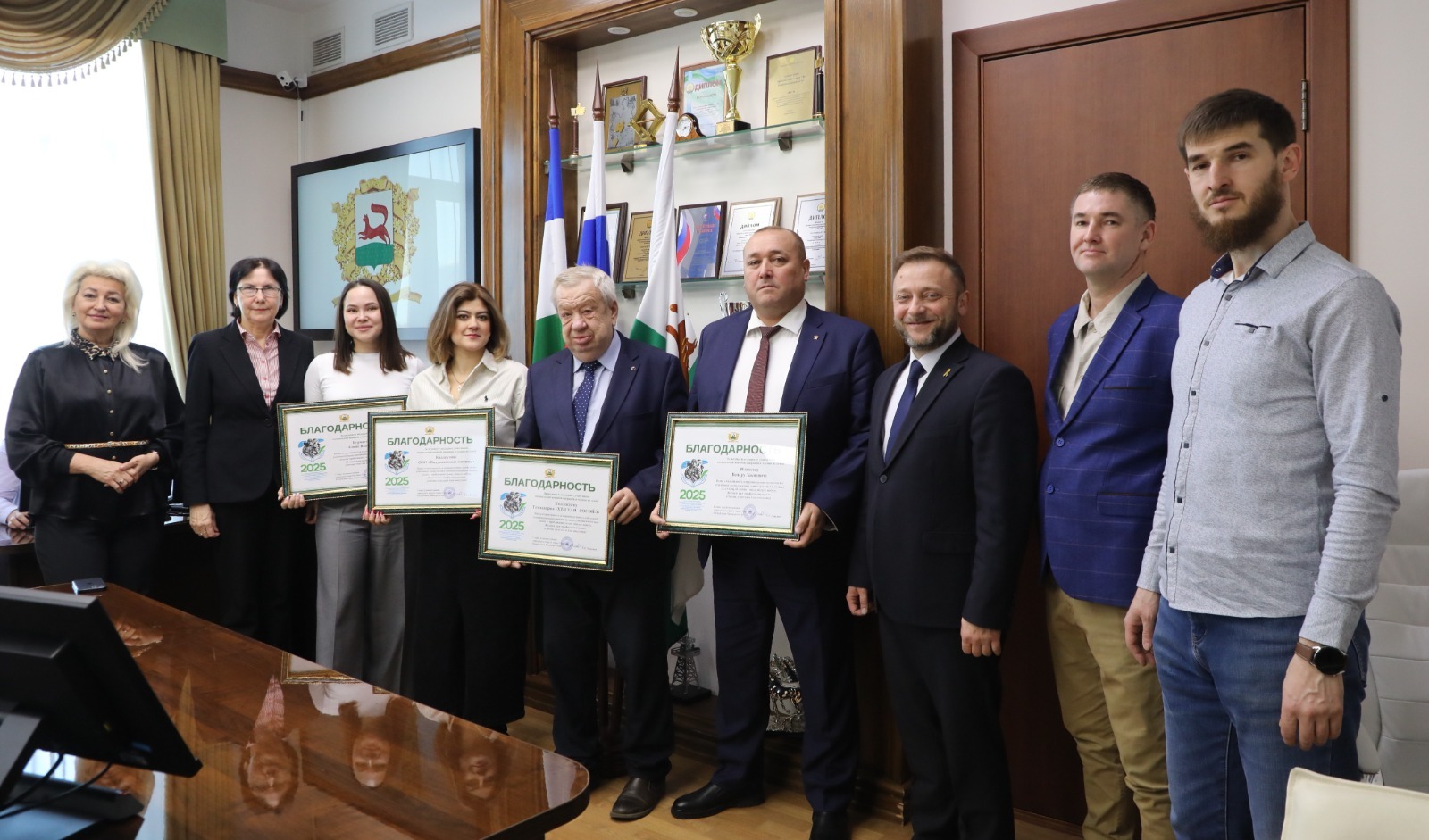 За поддержку своих